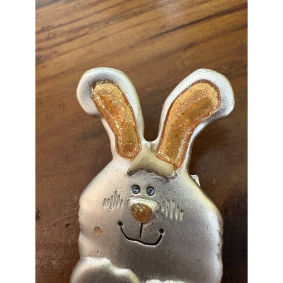 Vintage Honey Bunny Easter Rabbit Pin Brooch Jewelry AJMC Easter Gift Pin Collec - Picture 4 of 7